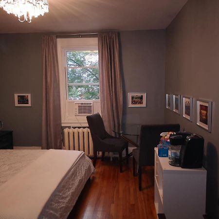 Room With King Bed In Shared 3 Bedroom Downtown Montréal Exteriör bild