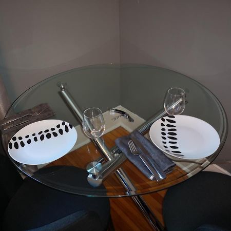 Room With King Bed In Shared 3 Bedroom Downtown Montréal Exteriör bild