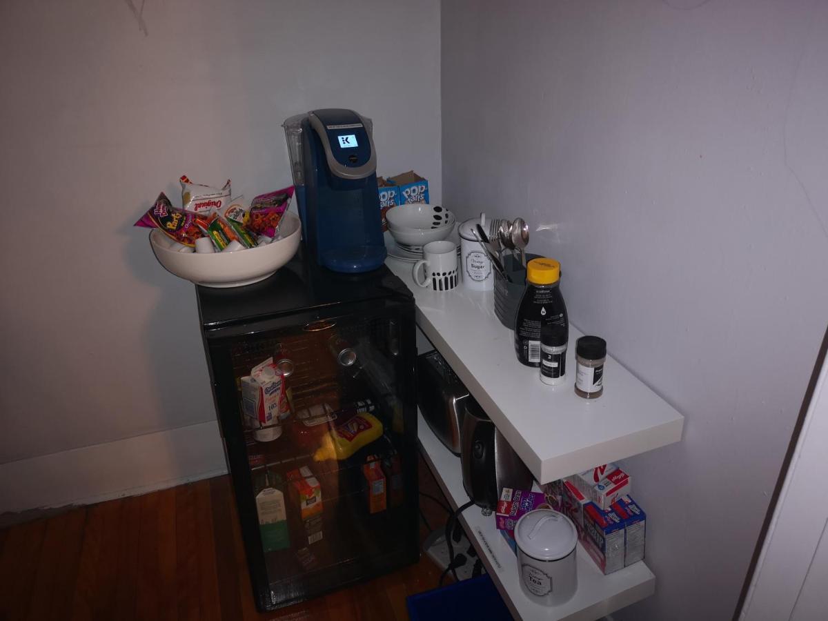 Room With King Bed In Shared 3 Bedroom Downtown Montréal Exteriör bild