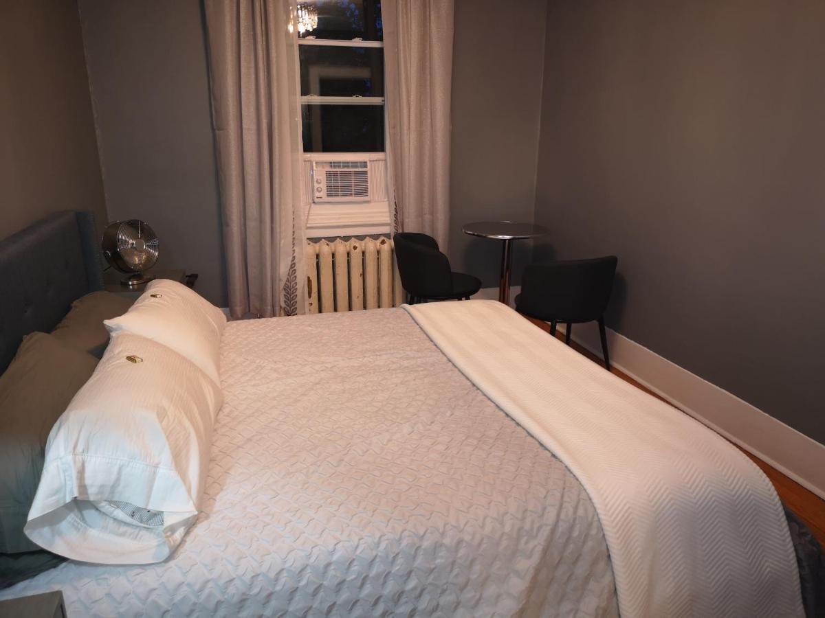 Room With King Bed In Shared 3 Bedroom Downtown Montréal Exteriör bild