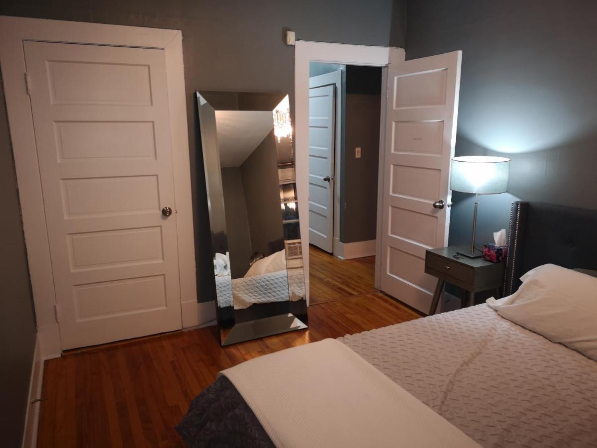 Room With King Bed In Shared 3 Bedroom Downtown Montréal Exteriör bild