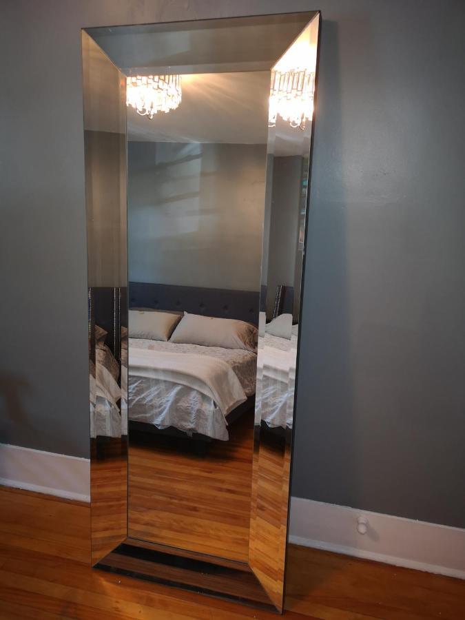 Room With King Bed In Shared 3 Bedroom Downtown Montréal Exteriör bild