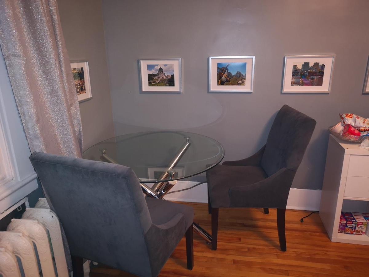 Room With King Bed In Shared 3 Bedroom Downtown Montréal Exteriör bild